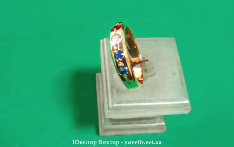 Кольцо женское с бриллиантом, рубинами и сапфирами.