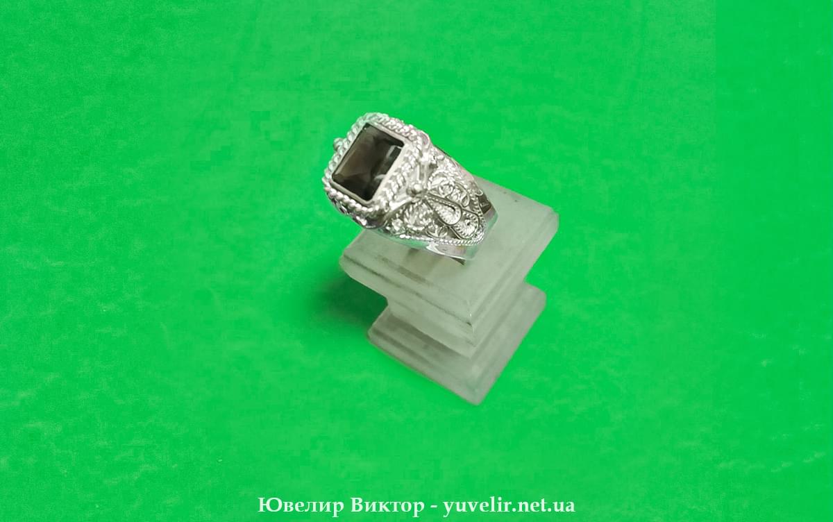 Мужская печатка с черным камнем