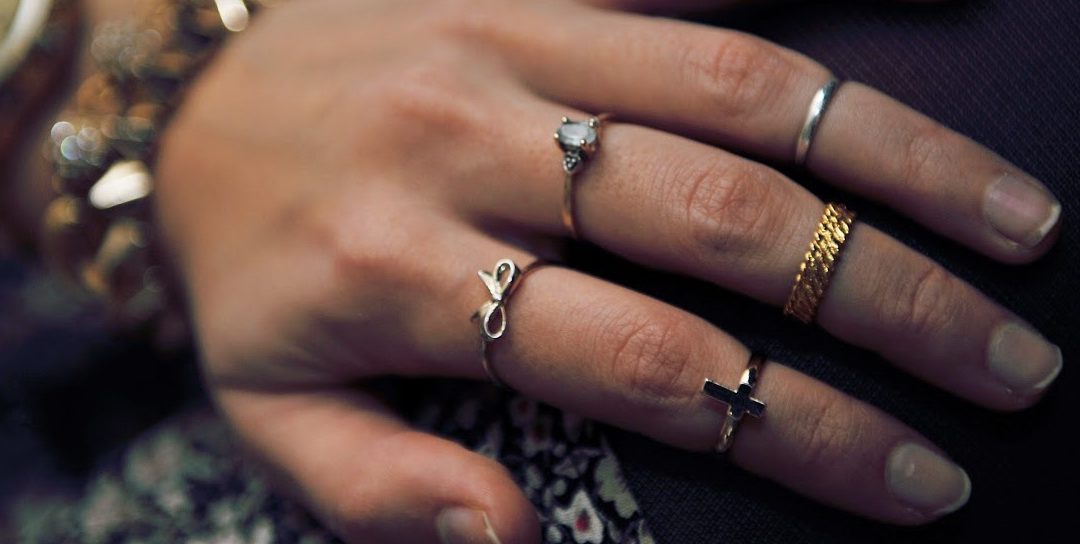 Кольца на фаланги пальцев — фаланговые колечки из золота и серебра, обзор трендов года с фото