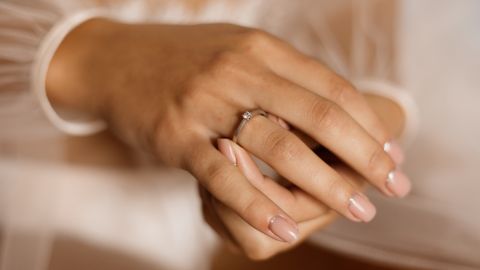 Почему нельзя носить чужие кольца: разоблачение мифов и реальные причины